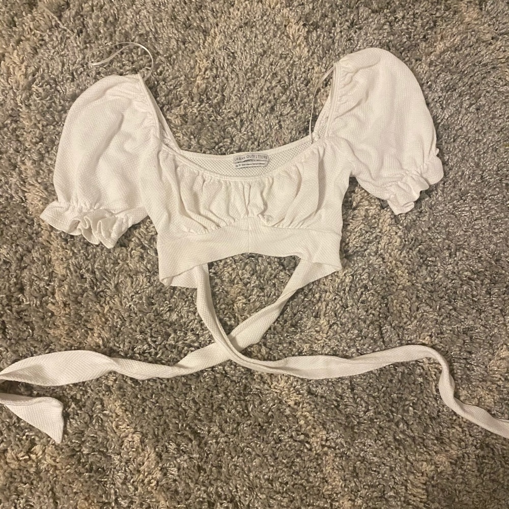 white urban wrap top. In Excellent condition